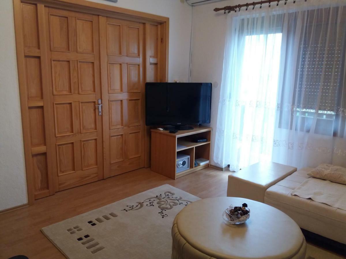 Blue Moon Apartment Licko Petrovo Selo ภายนอก รูปภาพ